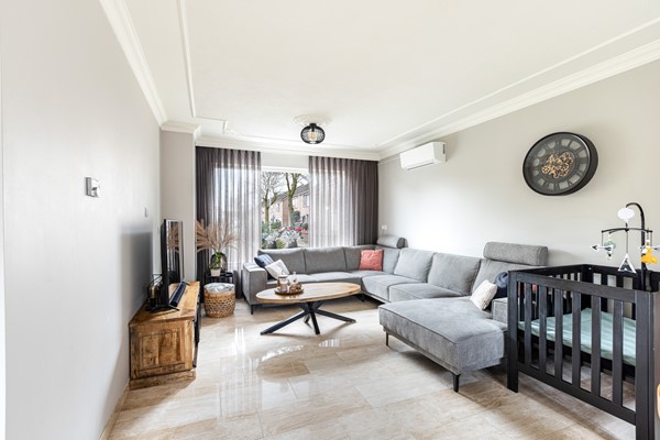 Foto - Te koop: Ruime 2-onder-1-kapwoning met dubbele garage, eigen oprit en fijne tuin